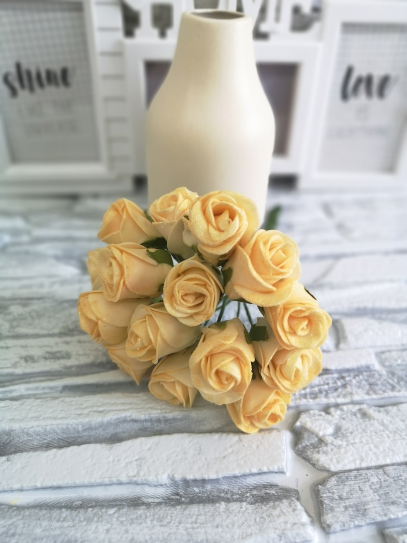 Искусственные розы с блестками, цвет персиковый, букет 16 роз размером  3,5*4 см, высота букета 25 см от 174 руб.